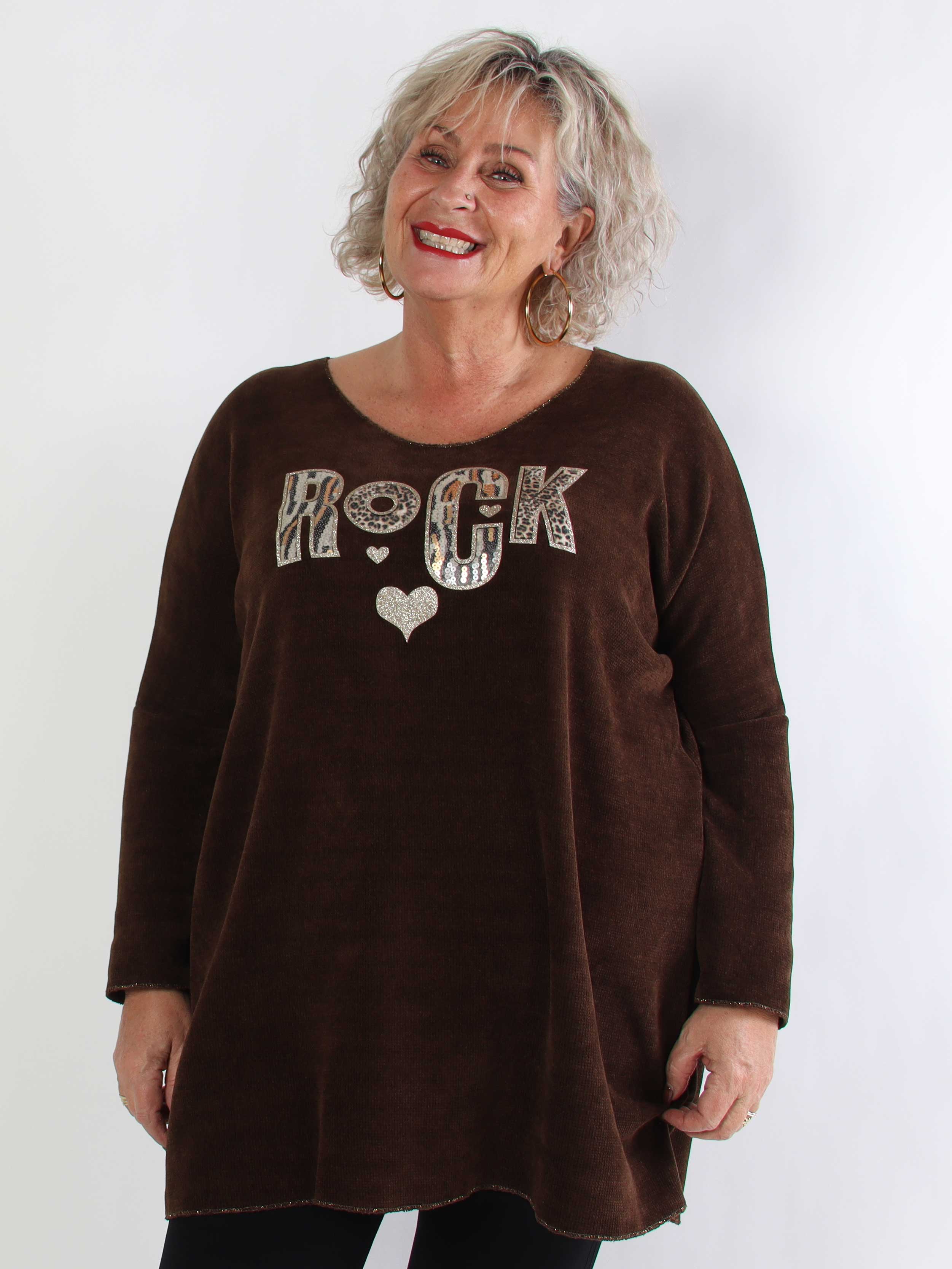 Rocka - Plus size kjole i blød strik med motiv